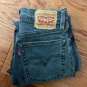 Black mid rise Levi’s 501